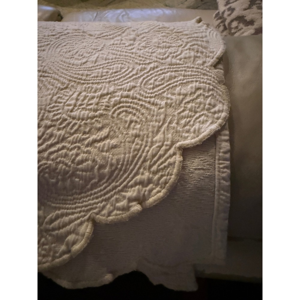 Peacock Alley Matelasse Coverlet Cotton Paisley Scalloped Edge Portugal Cream - Picture 5 of 9
